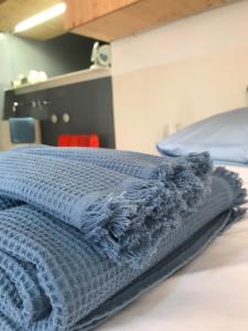 a blue blanket sitting on top of a bed at Le4bergheim Chambre d'hôtes in Bergheim