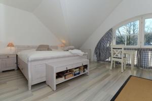 SüdstrandにあるHaus Gmelin Whg 03のベッドルーム1室(ベッド1台、デスク、椅子付)