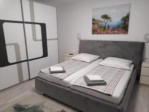 um quarto com uma cama com duas toalhas em Casa Sannicolau em Sînnicolau Mare
