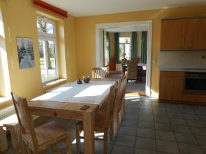 eine Küche und ein Esszimmer mit einem Tisch und Stühlen in der Unterkunft Ferienhof Bisdorf "Bauernhaus" in Bisdorf