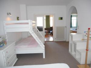 ein Schlafzimmer mit einem Etagenbett mit einer Leiter in der Unterkunft Ferienhof Bisdorf "Bauernhaus" in Bisdorf