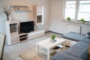 uma sala de estar com um sofá e uma televisão em Ferienhaus Uckerseeblick em Prenzlau