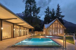 una piscina en el patio trasero de una casa en Kurhaus Bergün, en Bergün