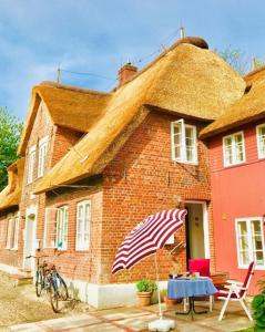 ein Haus mit einem Regenschirm davor in der Unterkunft Ohl Dörp 10 in Wrixum