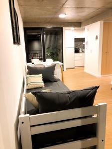 um quarto com três camas com almofadas em Cilveti 468 departamento con cochera, excelente ubicación em Rosário