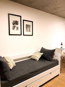 1 cama en una habitación con 3 cuadros en la pared en Cilveti 468 departamento con cochera, excelente ubicación en Rosario