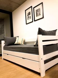 uma cama branca num quarto com duas fotografias na parede em Cilveti 468 departamento con cochera, excelente ubicación em Rosário
