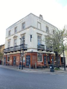 un edificio bianco all'angolo di una strada di The Waterman's Arms a Londra