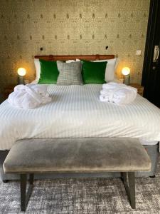 Un pat sau paturi într-o cameră la The Waterman's Arms