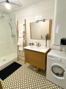 a bathroom with a sink and a washing machine at Il y a le Soleil, la Campagne et la Mer …1 in Martigues