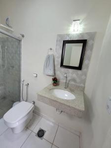 Ένα μπάνιο στο Sobrado 4 amplo e confortável em condomínio