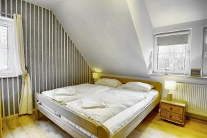 een slaapkamer met een bed in een kamer bij Strandläufer - 21841 in Zingst