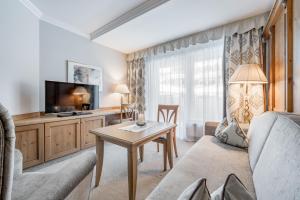 TV a/nebo společenská místnost v ubytování Trofana Royal 5-Sterne Superior Resort