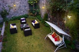 an overhead view of a table and chairs and an umbrella at Hotel Los Tambos Colonial in Arequipa