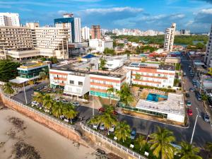 uma vista aérea de uma cidade com edifícios em Brisamar Hotel & SPA São Luís em São Luís