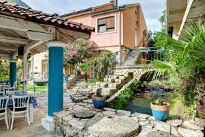 a house with a garden with a pond and a building at Villa Botticelli in Mostar