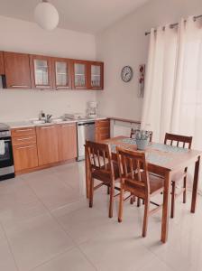 une cuisine avec une table et des chaises en bois ainsi qu'une table et des chaises dans l'établissement Apartament Beskidzki Relax, à Ustroń