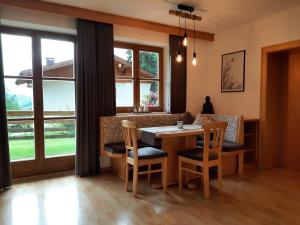 una sala da pranzo con tavolo e sedie di Appartement Vierthaler a Werfenweng