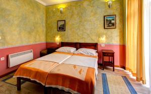 een slaapkamer met een groot bed in een kamer bij Villa Botticelli in Mostar +43 foto's