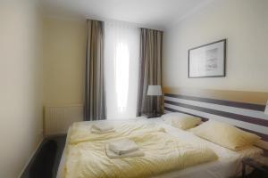 sypialnia z łóżkiem z dwoma ręcznikami w obiekcie Am Kurhaus 318 PP 81 w Zingst