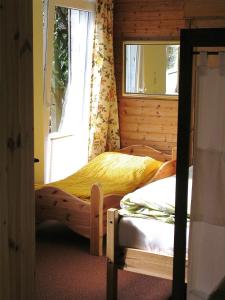 1 dormitorio con 2 camas y ventana en Rücker, en Eckernförde