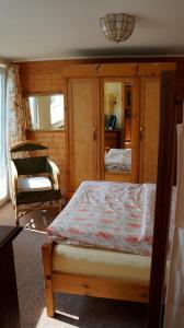 1 dormitorio con 1 cama y 1 silla en Rücker, en Eckernförde
