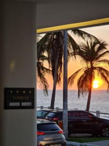 - une vue sur l'océan et les palmiers depuis le parking dans l'établissement Brisamar Hotel & SPA São Luís, à São Luís