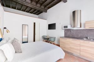 Кровать или кровати в номере Sonder Montevecchio