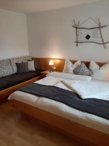 una camera con due letti e un divano di Appartement Vierthaler a Werfenweng