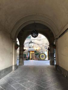 an alley way with an archway in a building at Mini Hotel Wf2 Caltagirone in Caltagirone