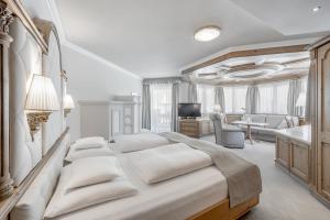Letto o letti in una camera di Trofana Royal 5-Sterne Superior Resort