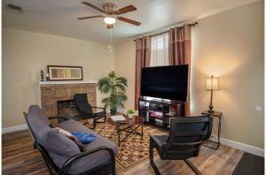 uma sala de estar com lareira e uma televisão de ecrã plano em Florida St Nice Remodeled 3BR/2BA Near Downtown em San Antonio