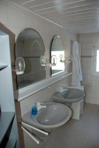 a bathroom with a sink and a mirror at Hof Reitmoor in Tackesdorf