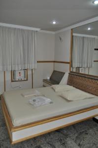 Un dormitorio con una cama grande y una ventana. en Hotel Casa Blanca - Adults Only, en Río de Janeiro