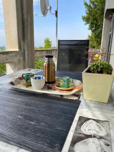 una mesa con una bandeja de comida en un porche en GIARDINO SUL MARE en Amalfi