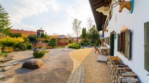 un patio de una casa con un camino de piedra en Landvilla Theresien-Gut, 20 - 25 Personen en Marktoberdorf