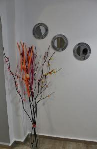 Un jarrón con flores en una habitación con dos altavoces en Vaso's apartment, en Heraclión