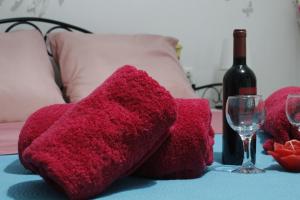 una mesa con calcetines rojos y una botella de vino en Vaso's apartment, en Heraclión
