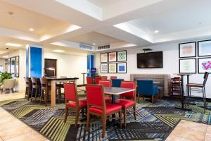 صورة لـ Holiday Inn Express Hotel & Suites Evanston, an IHG Hotel في إيفانستون