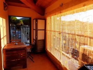 Habitación con mesa de madera y ventana. en Happy Home Hosting en Rieti