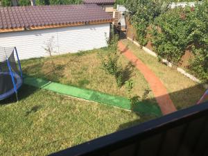 Κήπος έξω από το Vila cu trandafiri Cozy Apartments 2 camere