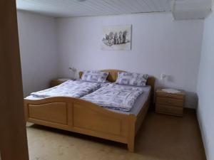 1 dormitorio con 1 cama grande y 2 almohadas en Mirscheiderhof, en Weidenbach