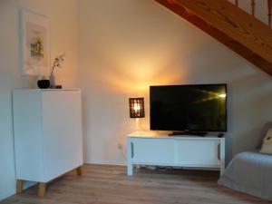 una sala de estar con TV de pantalla plana en un armario blanco en Ferienwohnung "Seidler", en Rendsburg