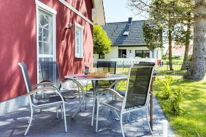 a patio with a table and chairs next to a house at Dat Ferienhus Sophia in Zingst