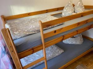ein Etagenbett in einem Schlafzimmer in der Unterkunft Altstadthaus zur Weide in Heiligenhafen