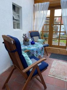 eine Terrasse mit einem Tisch und 2 Stühlen sowie einem Tisch und Stühlen in der Unterkunft Altstadthaus zur Weide in Heiligenhafen