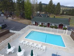 大熊湖的住宿－Bay Meadows Resort，享有带椅子的游泳池和房屋的顶部景致