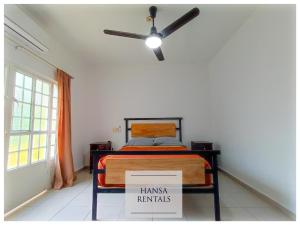 a bedroom with a bed with a ceiling fan at Hansa Departameto in Puerto Vallarta