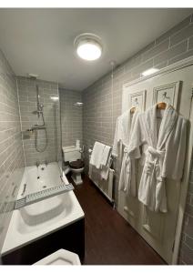Kylpyhuone majoituspaikassa The Abbey Hotel
