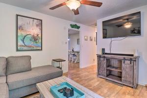 Pisgah ForestPeaceful Pisgah Forest Cottage with Fire Pit!的配有沙发和平板电视的客厅